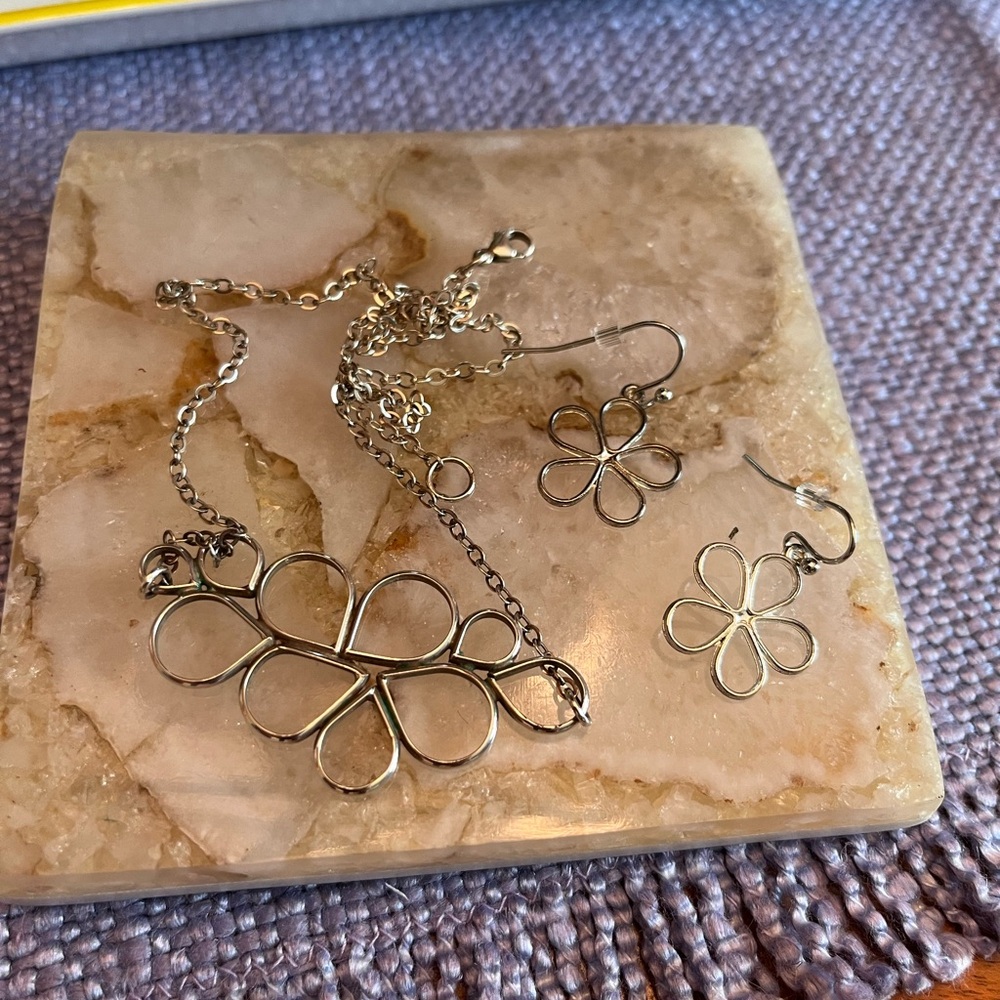 hand made silver colored circle flower design necklace and earrings set